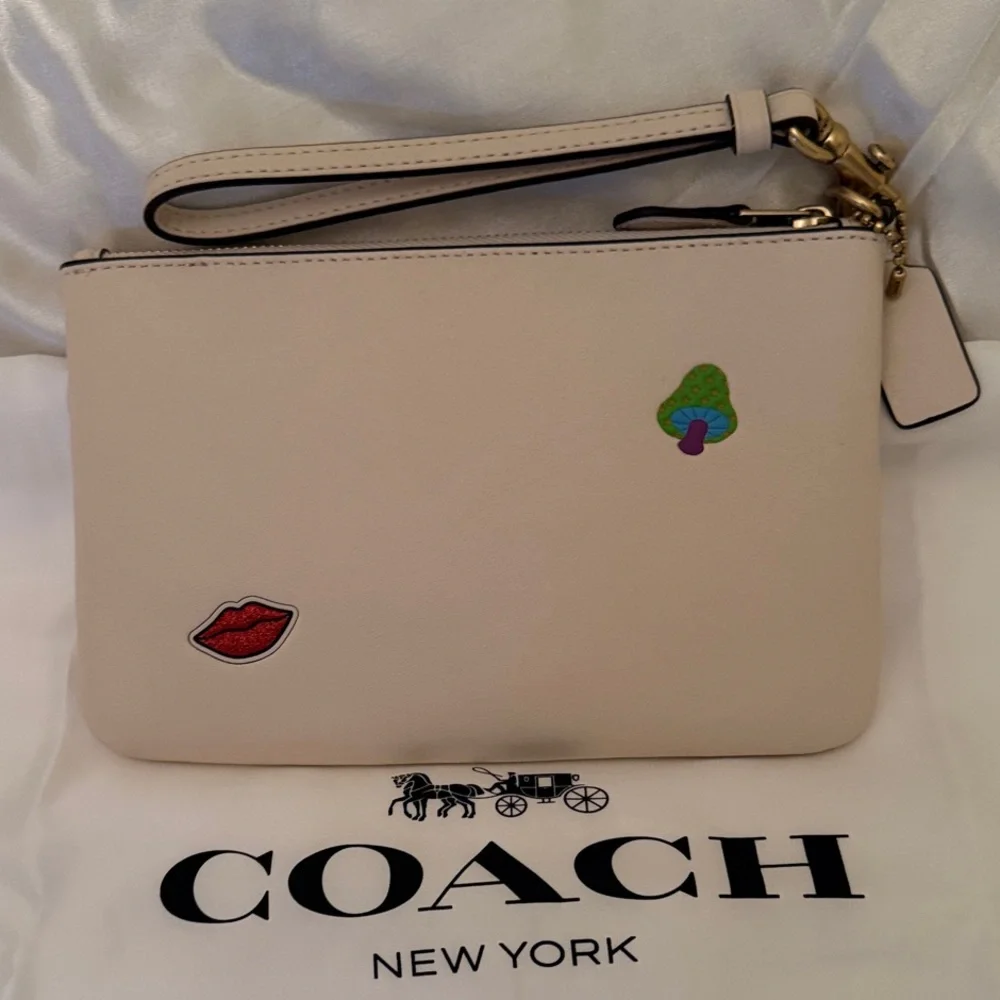 💜 NWT Coach Chalk Large  Essential Wristlet With Sticker Print and Gold Hardware - Picture 5 of 9